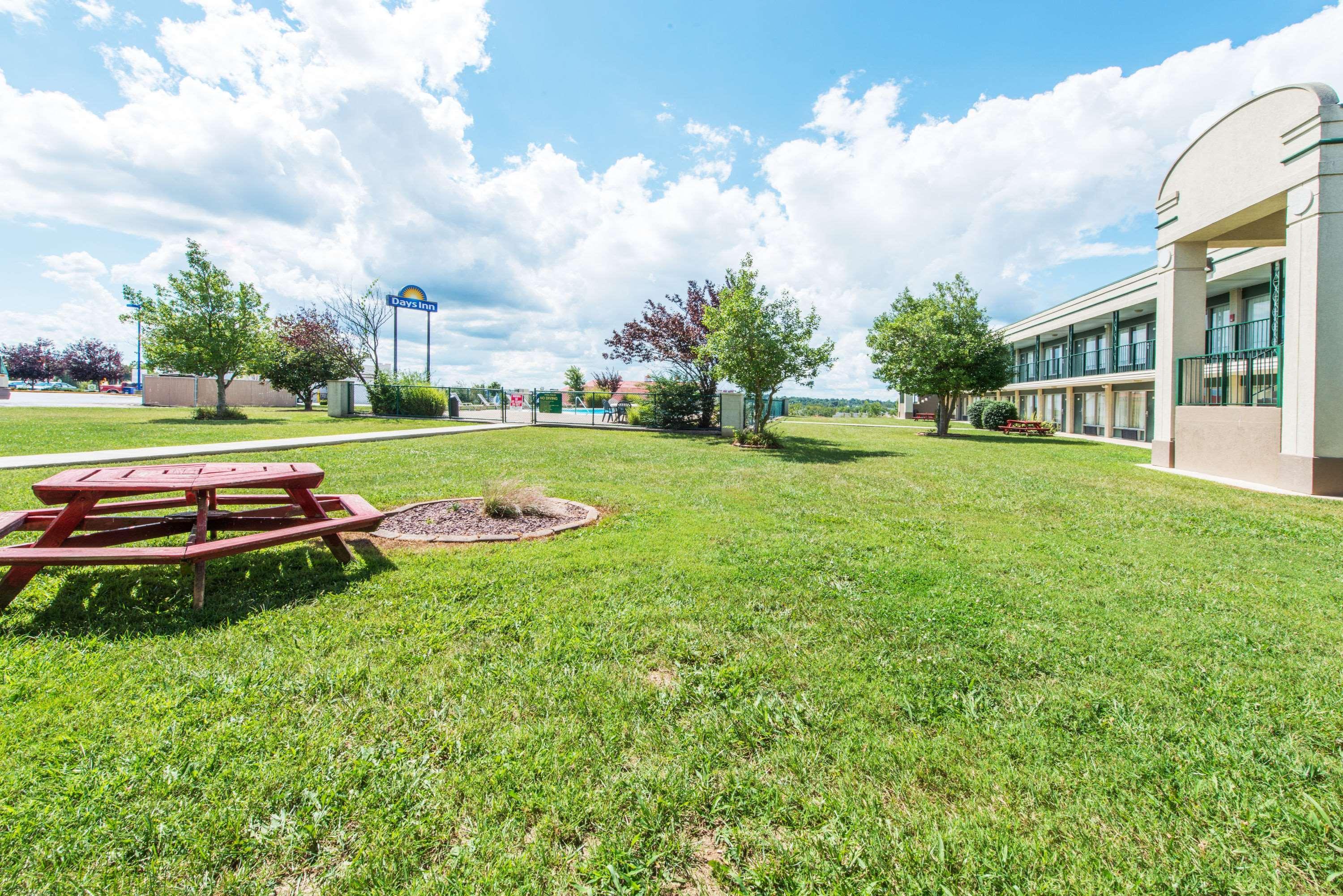 Days Inn By Wyndham Elizabethtown Exterior photo